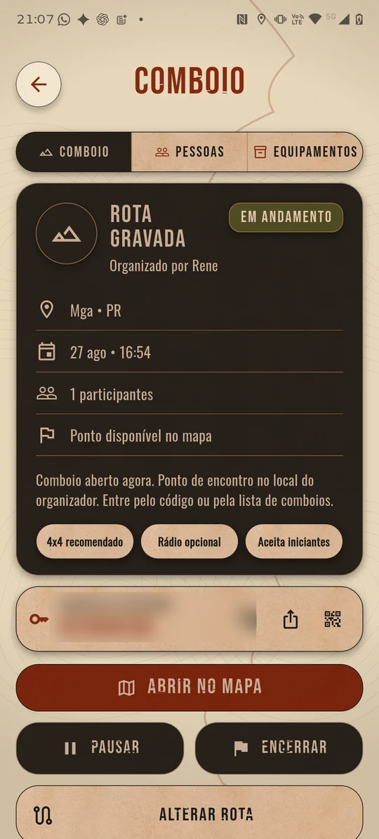 Tela de um comboio em andamento, com as abas Comboio, Pessoas e Equipamentos, o código para compartilhar e os botões Abrir no mapa, Pausar, Encerrar e Alterar rota.