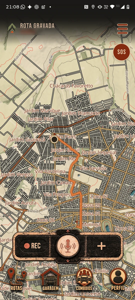 Mapa com um comboio em andamento: o nome do comboio no topo, o botão SOS à direita e a barra de comando com o microfone do rádio no centro.